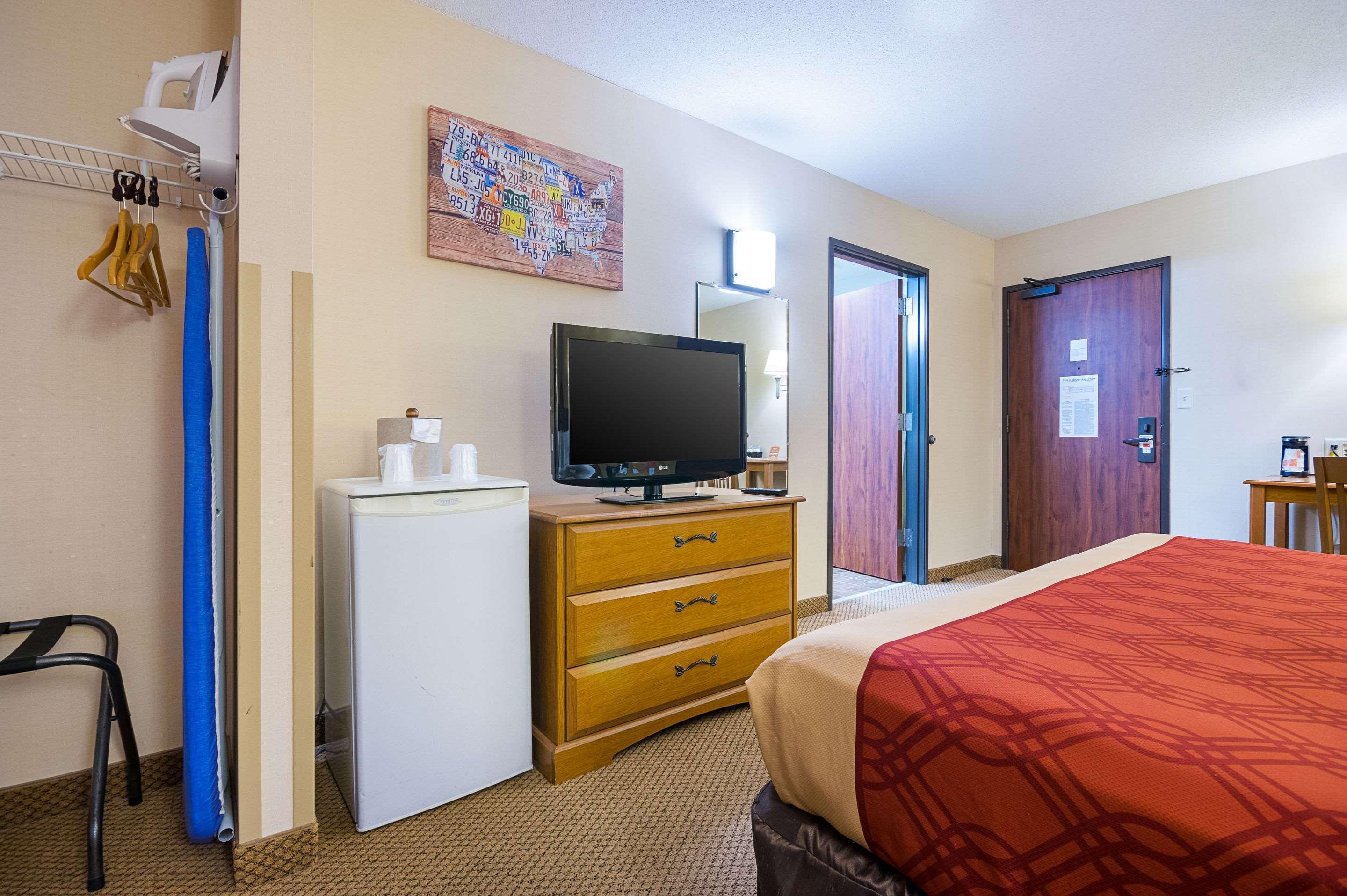 Econo Lodge Hadley Near University Exterior foto